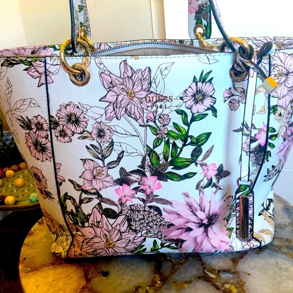 Guess Handbags - Pretty tote 🌸💖✨